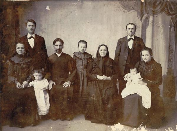 Фото 1907 года. В центре Фома Никитович Стапанов и его жена Иустиния. Между ними – младшая дочь – Мария Фоминична. Справа семья Бариновых – Лука Кирилович и Пелагея Фоминична с дочкой Леной на руках. Слева – семья Хазовых – Григорий Петрович и Мелания Фоминична. Мелания Фоминична держит за руку племянницу – Анну Баринову