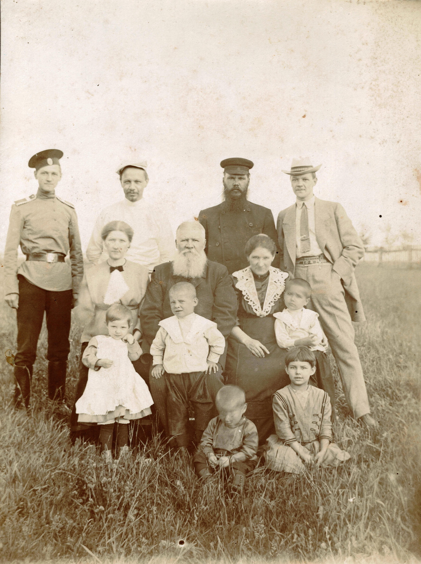 Управляющий фабриками Т. Д. «М.М.Исаев и сыновья» Кондрат Михайлович Исаев (верхний ряд, в темном кафтане и фуражке) со своей семьей и семьей тестя Михаила Ивановича Федосеева (сидит в центре). Фото 1912 года
