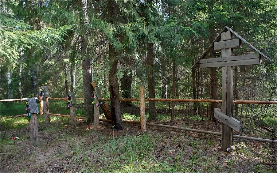 На месте келий, где сгорели иноки, вкопаны пять голбцов, за которыми бережно ухаживают