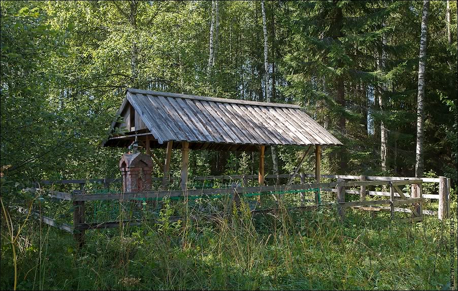 Но главным местом поломничества является могила Манефы Старой, при которой скит и возвысился. Сейчас она выглядит вот так