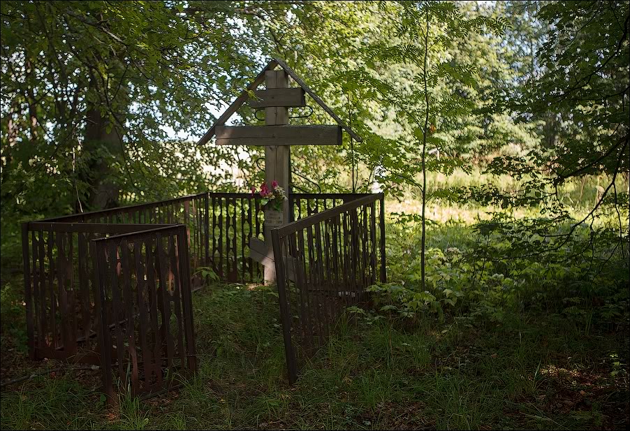 Немного походив вокруг да около, я нашел и могилу Февронии