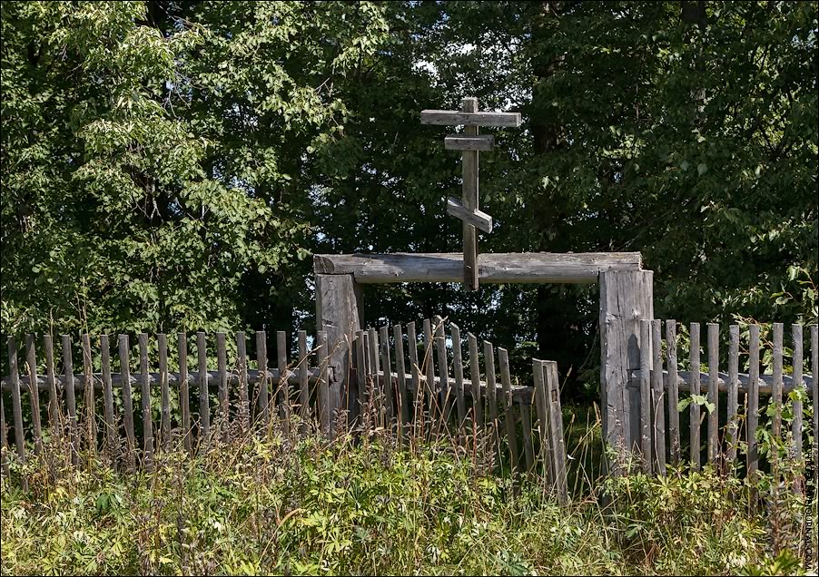 Сейчас кладбище огорожено ветхим забором, через который просматривается старое кладбище